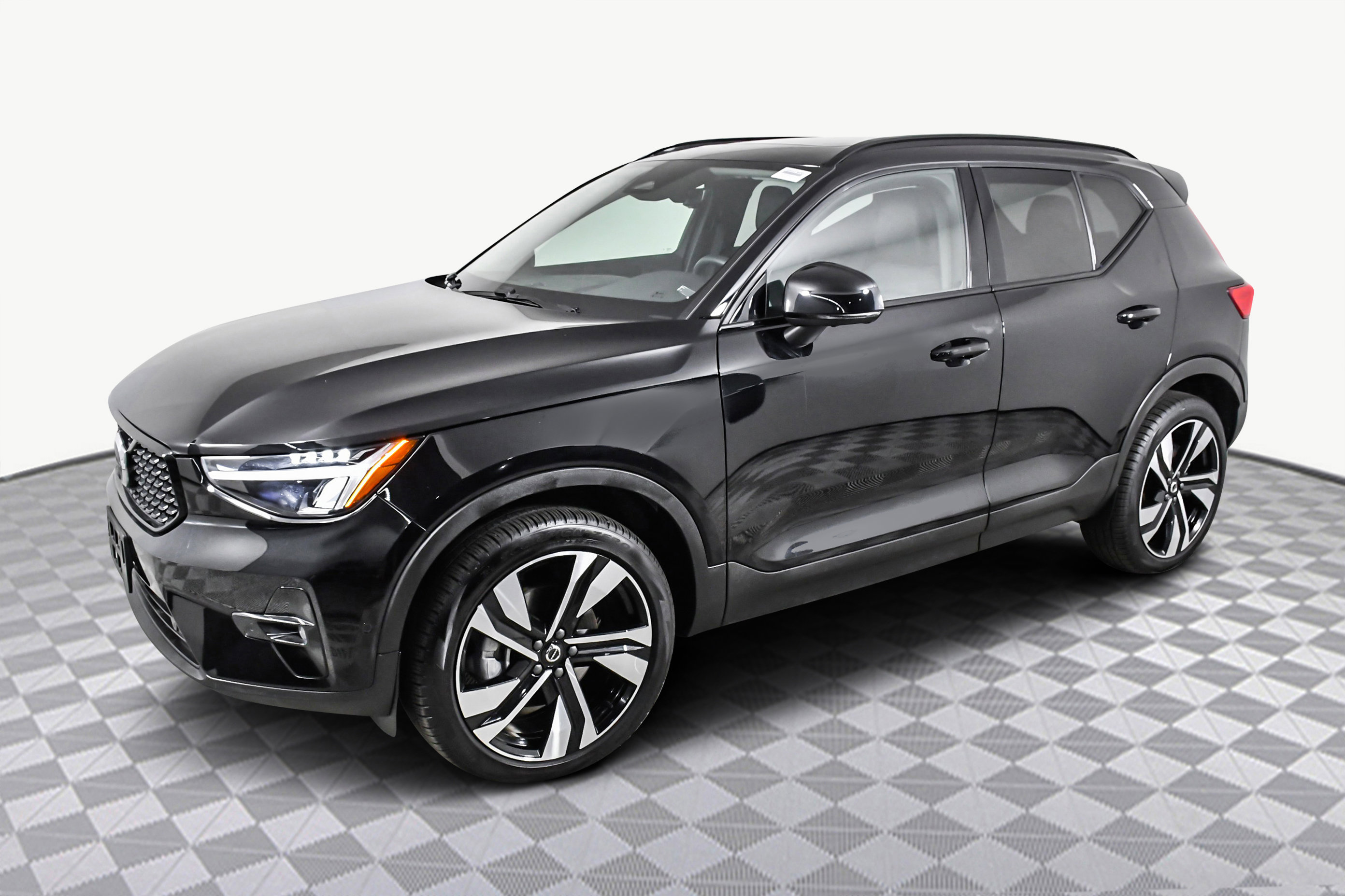 Used 2025 Volvo XC40 B5 Plus image 4