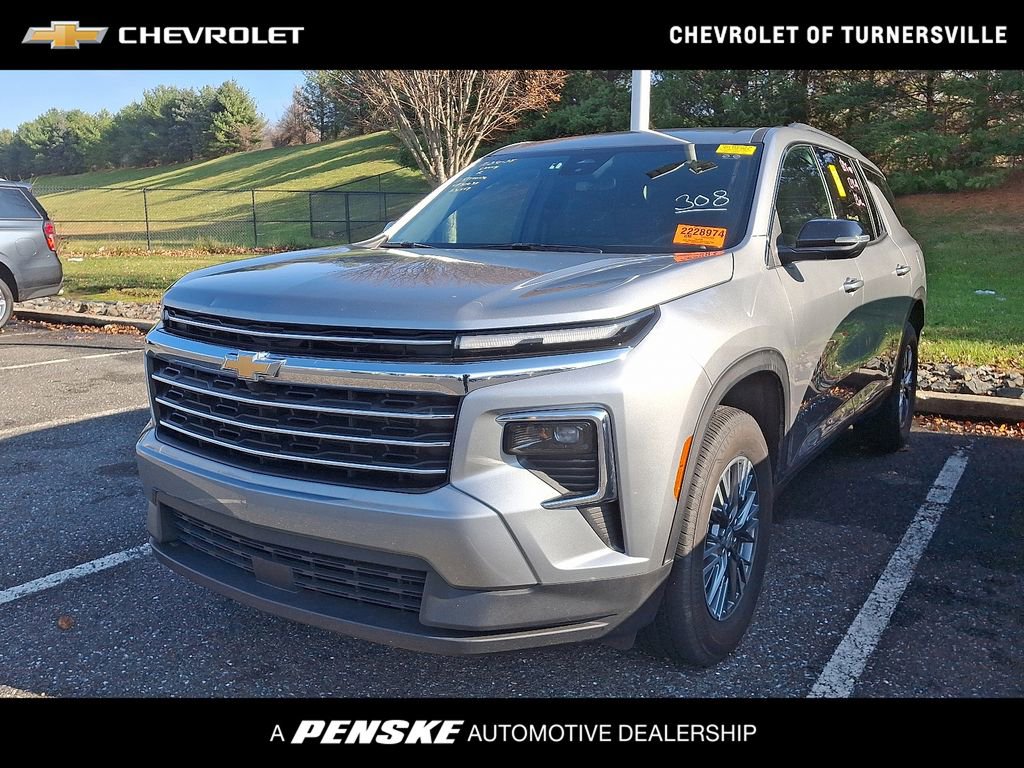 Used 2025 Chevrolet Traverse LT image 1
