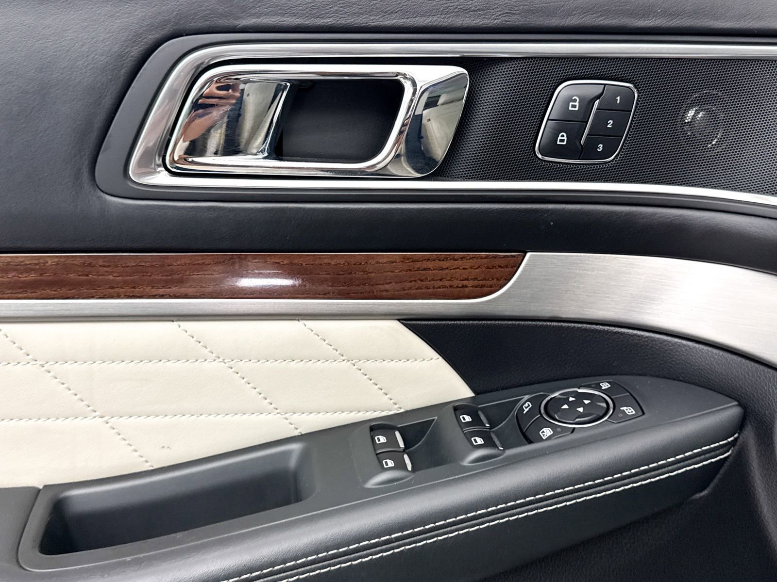 Used 2017 Ford Explorer Platinum image 30