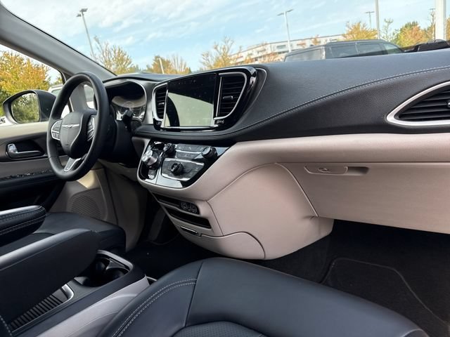 Used 2023 Chrysler Pacifica Touring-L FWD image 25