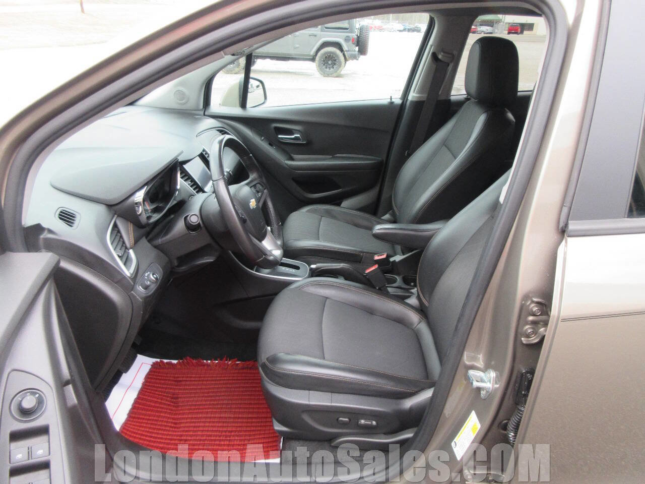 Used 2022 Chevrolet Trax LT w/ Sport Edition image 12