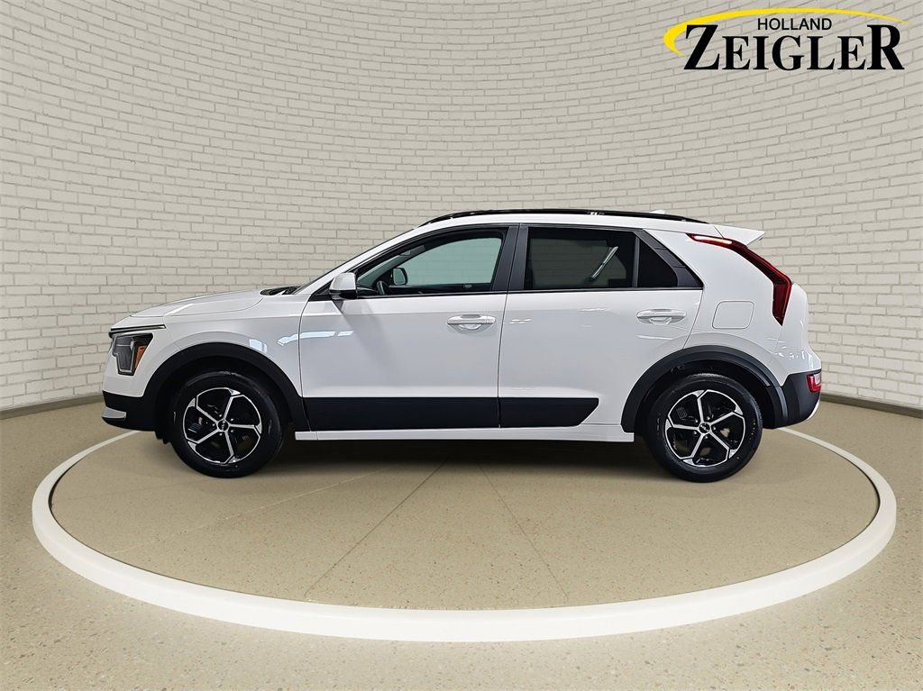 Used 2024 Kia Niro LX image 8