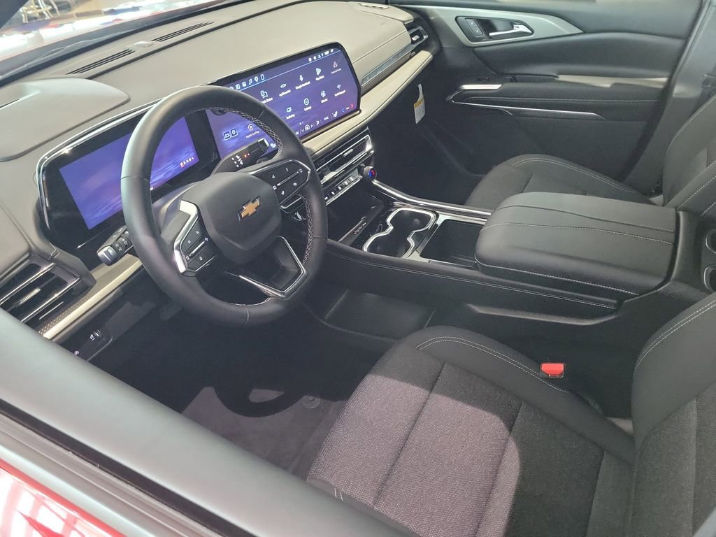 Used 2026 Chevrolet Traverse LT image 3