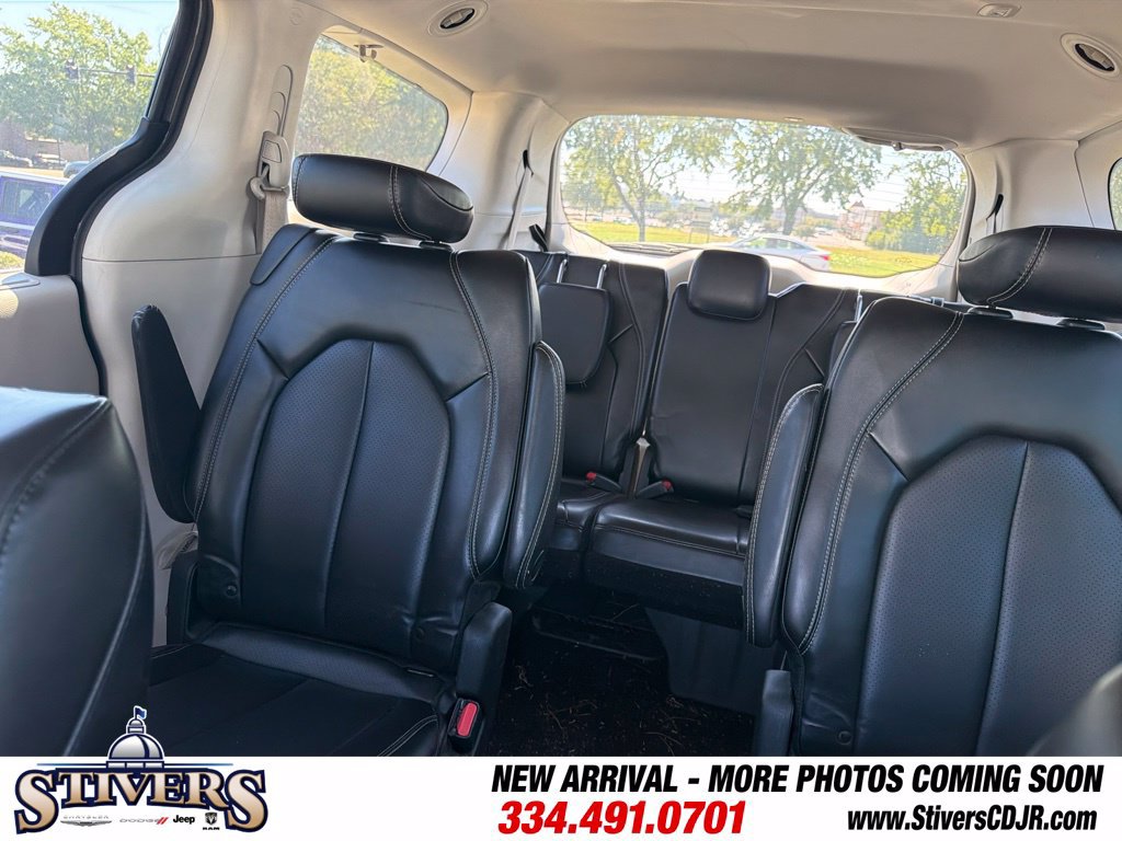 Used 2023 Chrysler Pacifica Touring-L FWD image 16