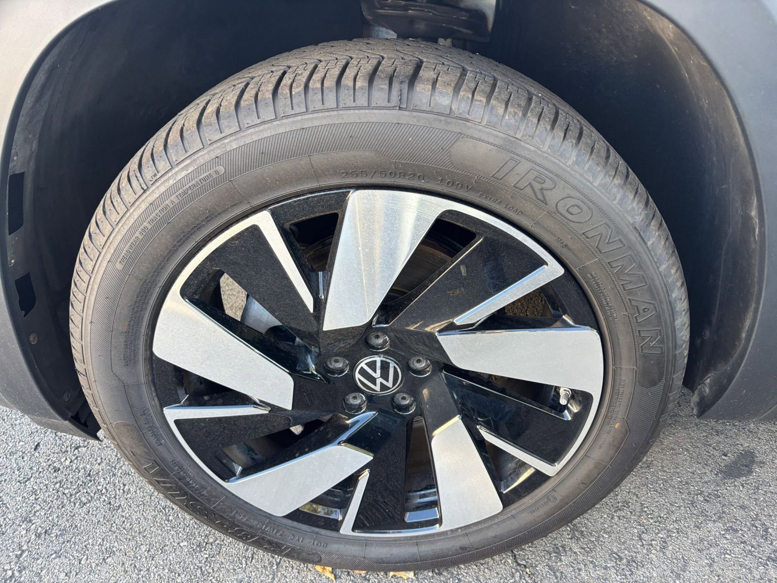 Used 2025 Volkswagen Atlas Cross Sport SE image 30