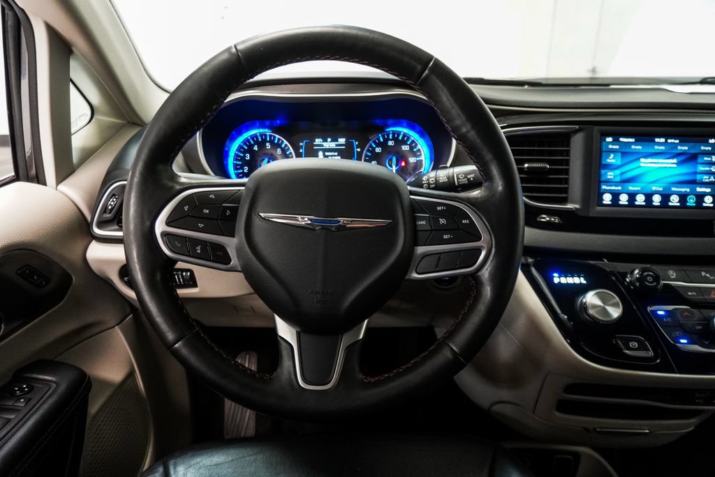 Used 2020 Chrysler Pacifica Touring-L FWD image 14