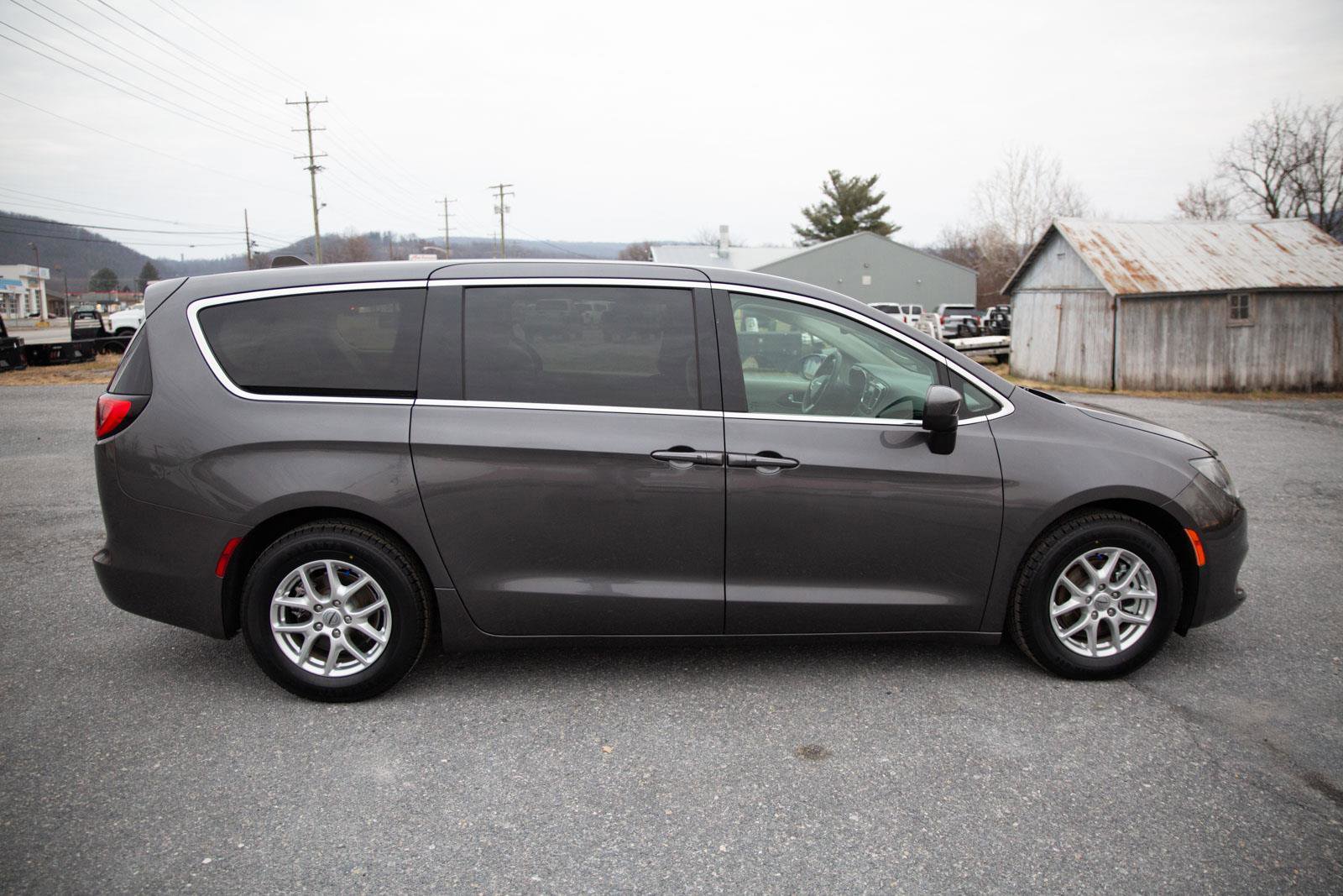 Used 2023 Chrysler Voyager LX image 2