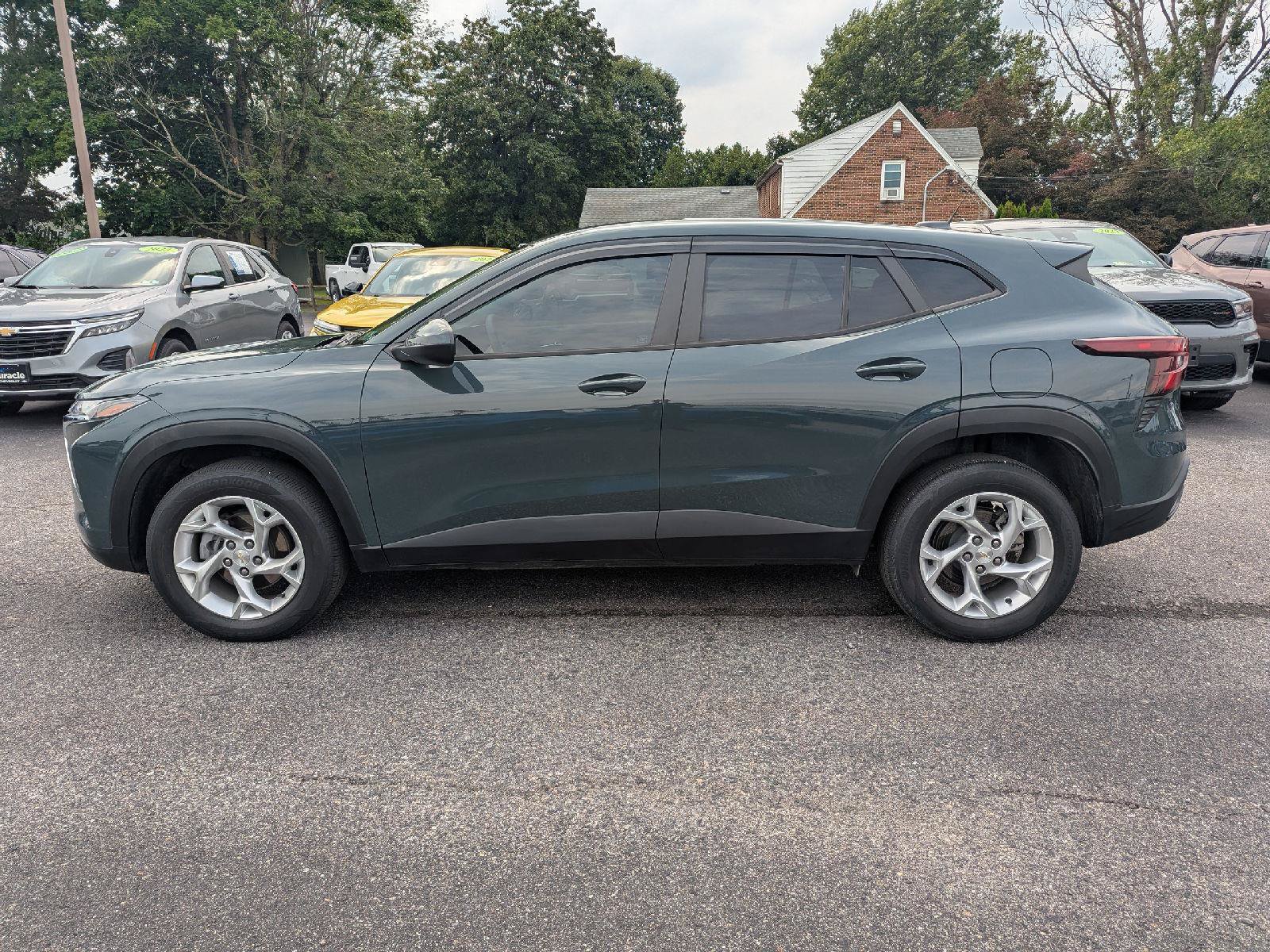 Used 2025 Chevrolet Trax LS w/ LS Convenience Package FWD image 4