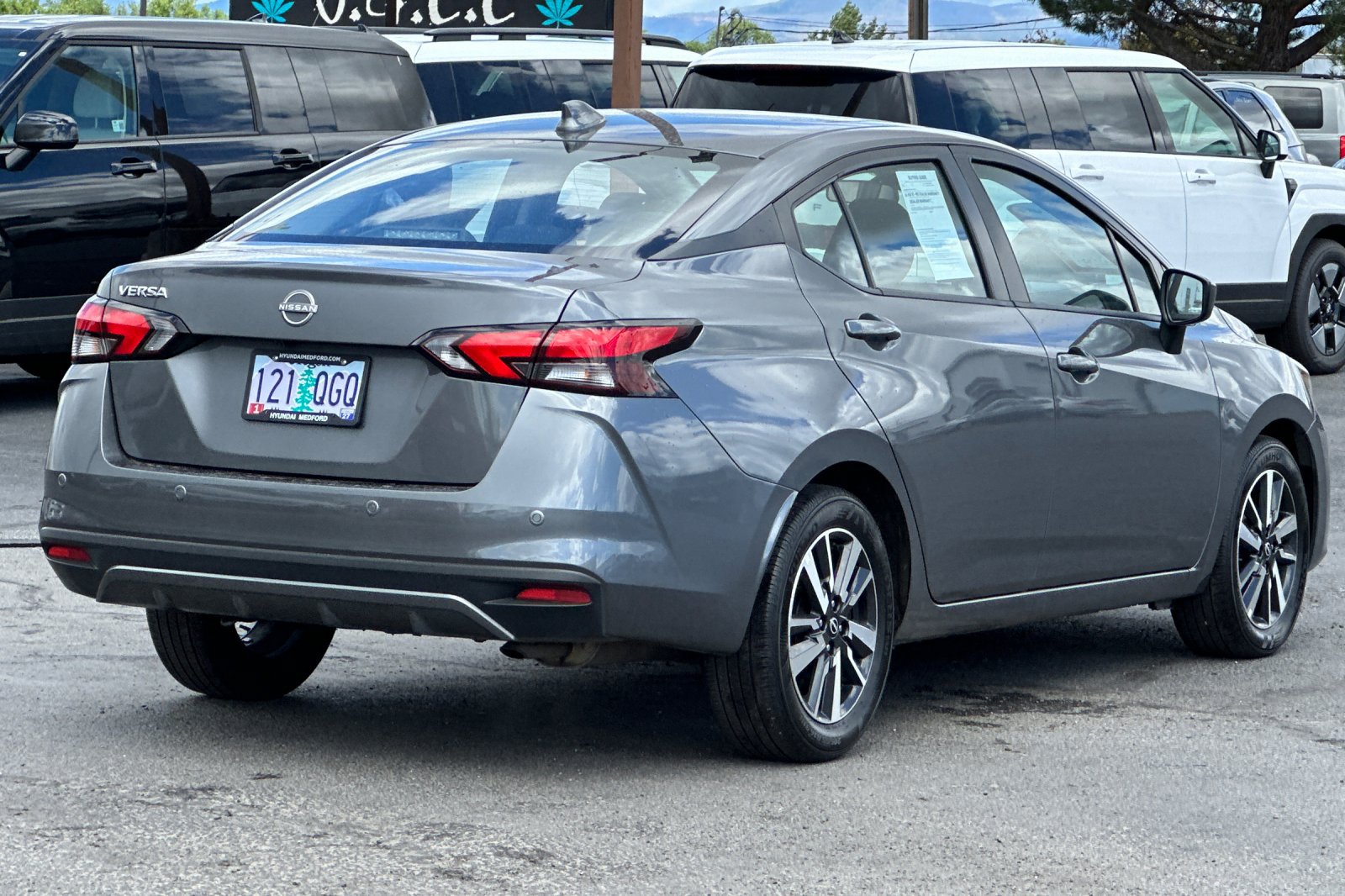 Used 2025 Nissan Versa SV FWD image 4