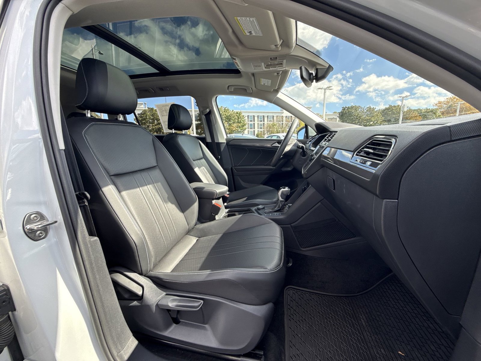 Used 2023 Volkswagen Tiguan SE w/ Panoramic Sunroof Package AWD/4WD image 26