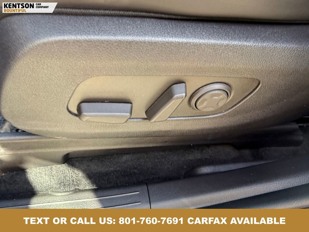 Used 2025 Kia Carnival FWD image 31