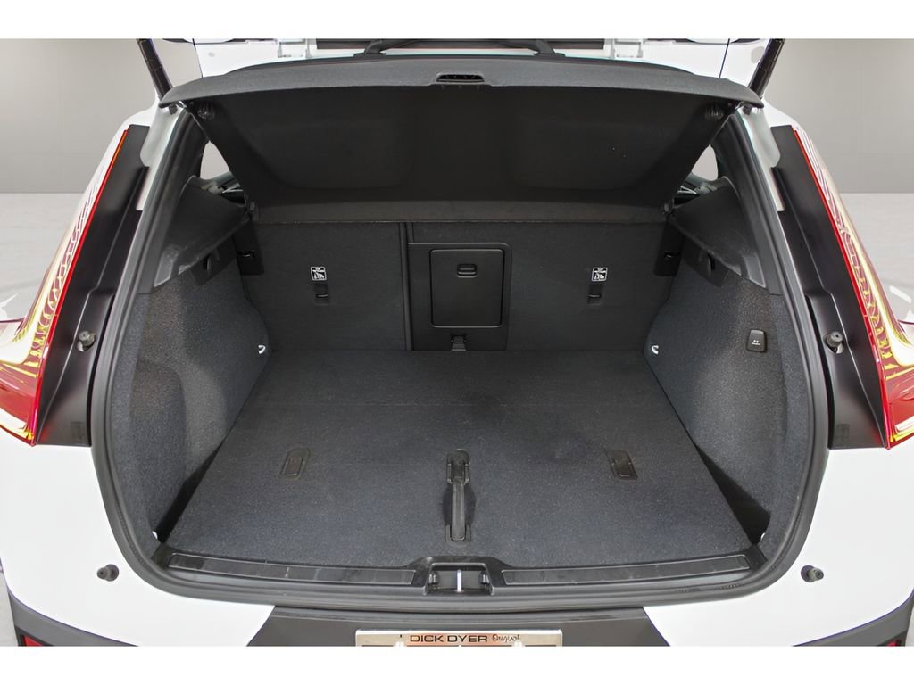 Used 2025 Volvo XC40 B5 Ultra AWD/4WD image 30
