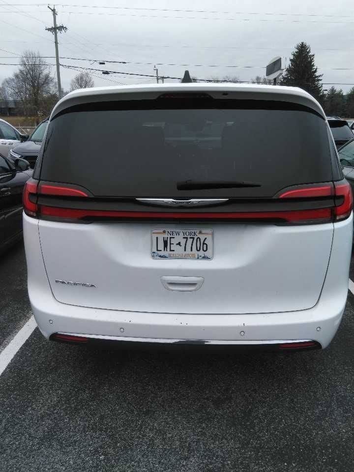 Used 2023 Chrysler Pacifica Touring-L image 2