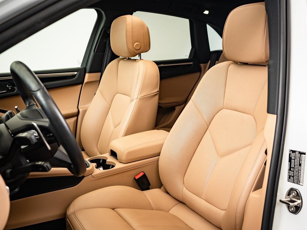 Certified 2024 Porsche Macan image 5