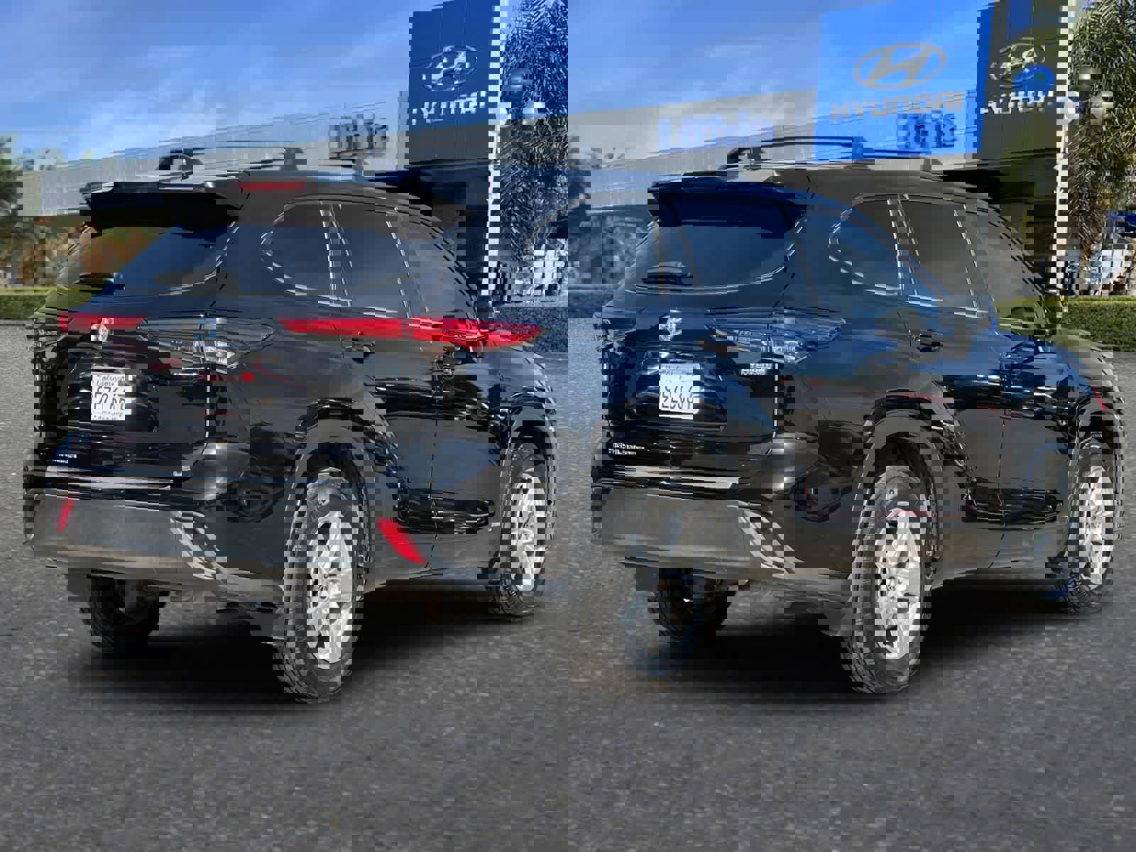 Used 2023 Toyota Highlander LE image 3