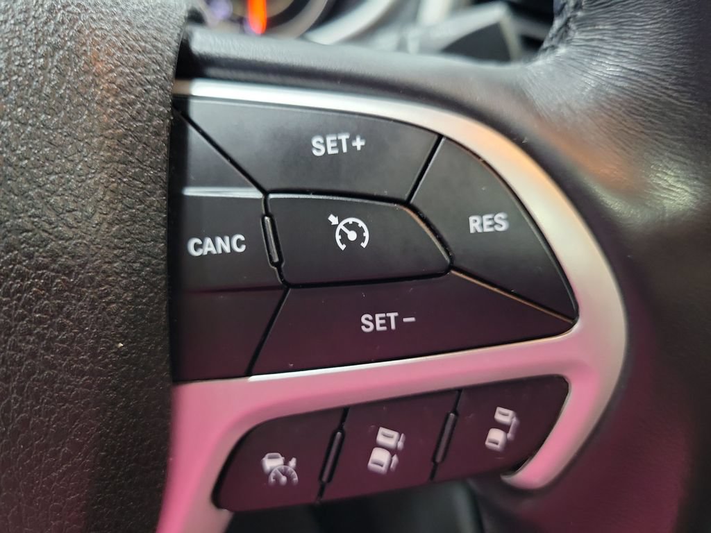 Certified 2018 Jeep Cherokee Overland w/ Technology Group AWD/4WD image 35