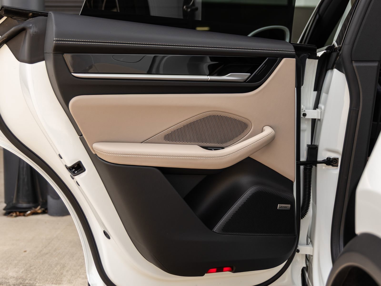 Certified 2025 Porsche Macan Electric image 31