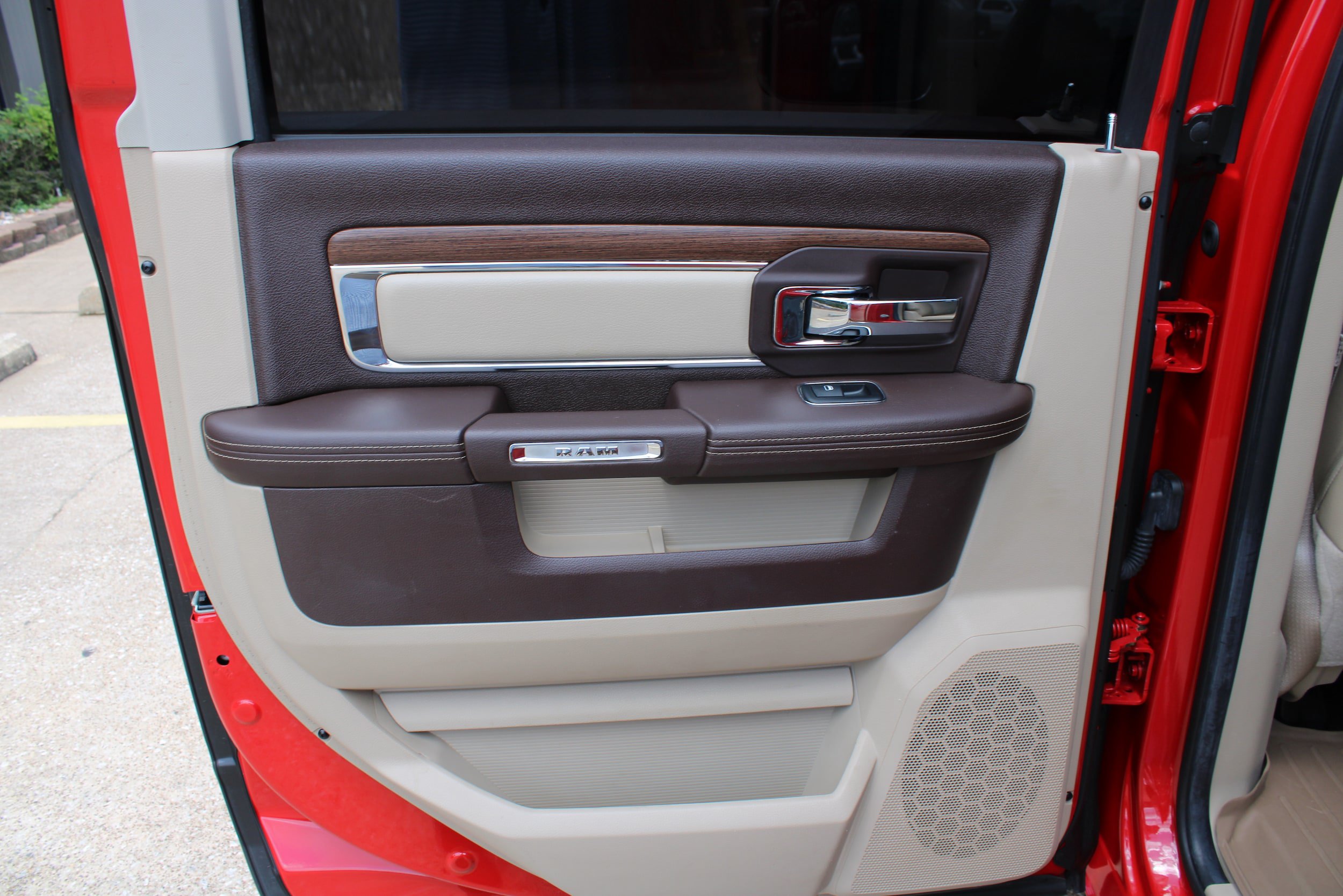 Used 2014 RAM 3500 Laramie w/ Convenience Group RWD image 20
