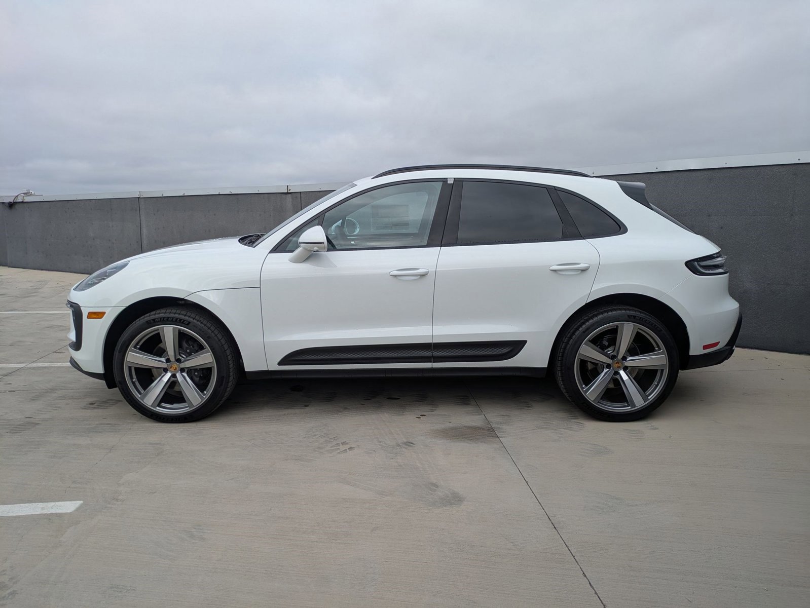 Certified 2025 Porsche Macan AWD/4WD image 2