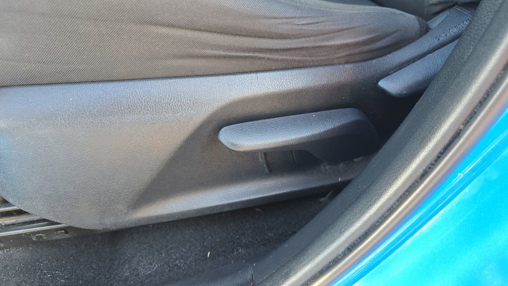 Used 2020 Toyota RAV4 LE image 27