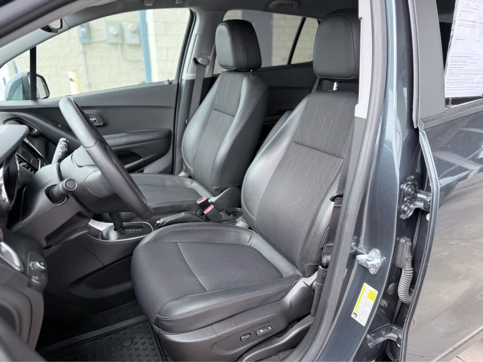 Used 2022 Chevrolet Trax LT w/ LT Convenience Package image 10