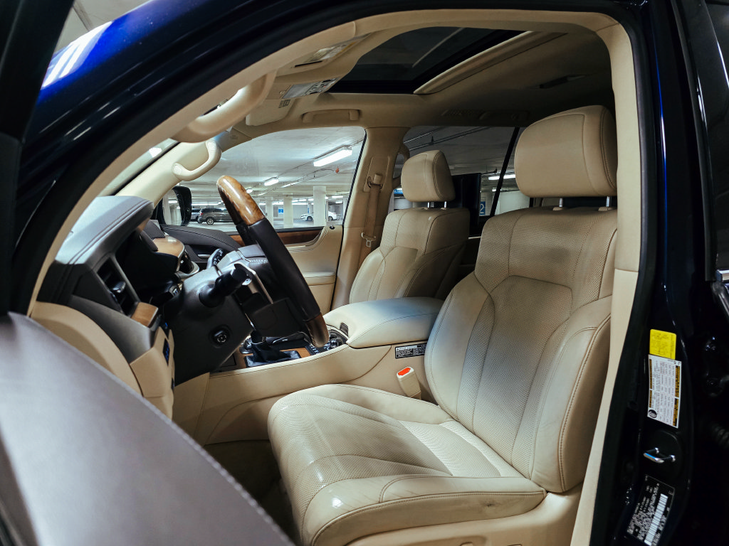 Used 2017 Lexus LX 570 4WD w/ Luxury Package image 18