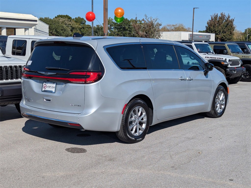 New 2026 Chrysler Pacifica Limited image 5