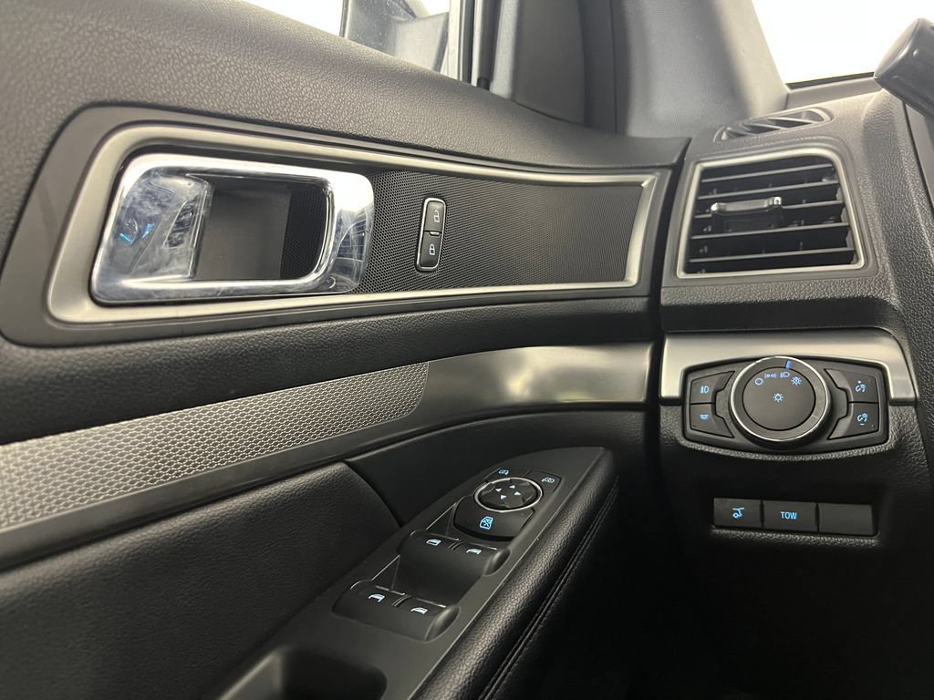 Used 2018 Ford Explorer XLT w/ Equipment Group 202A AWD/4WD image 25