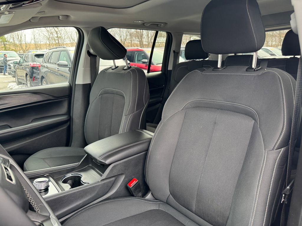 Used 2023 Jeep Grand Cherokee Laredo AWD/4WD image 18