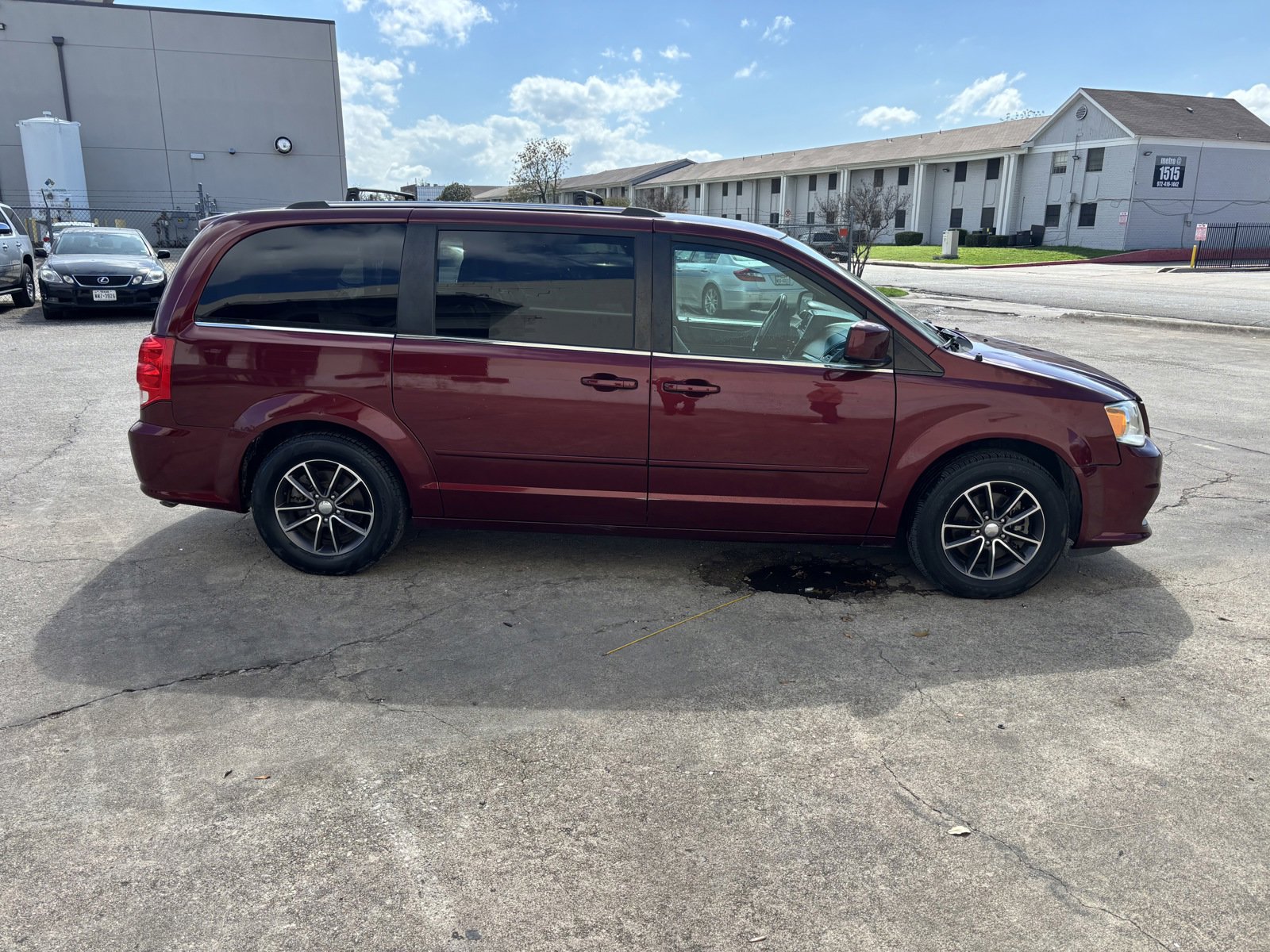 Used 2017 Dodge Grand Caravan SXT image 2
