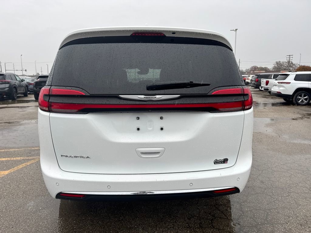 Used 2022 Chrysler Pacifica Touring-L image 4