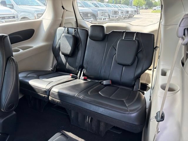 Used 2023 Chrysler Pacifica Touring-L FWD image 16