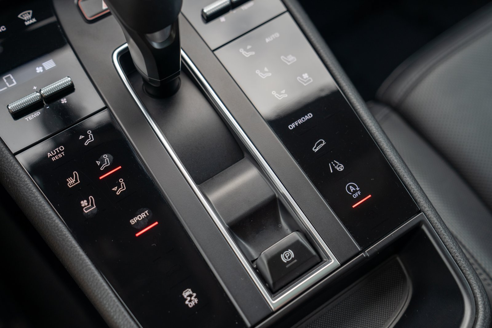 Certified 2023 Porsche Macan Turbo AWD/4WD image 19