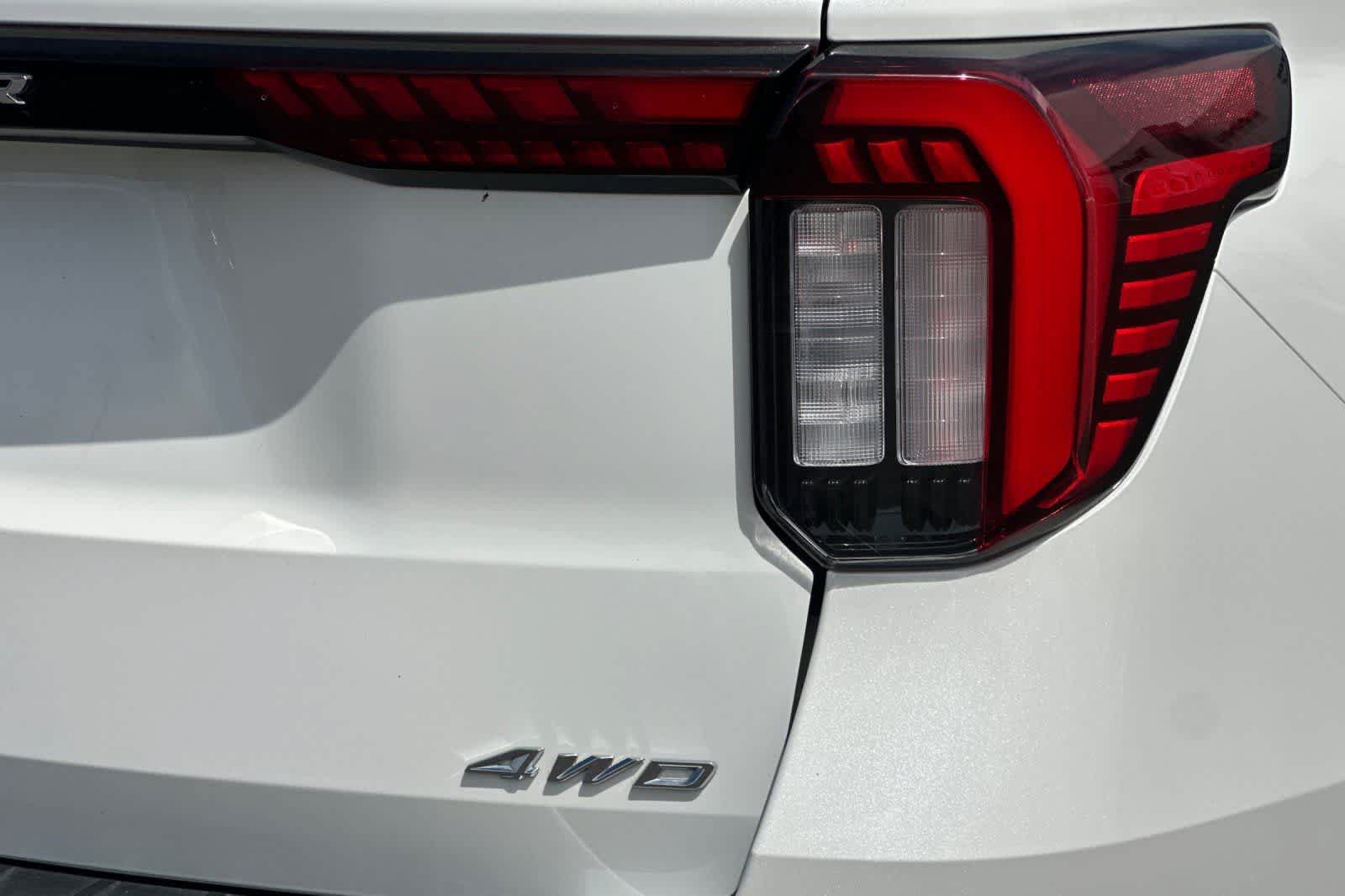 Used 2025 Ford Explorer Active AWD/4WD image 32
