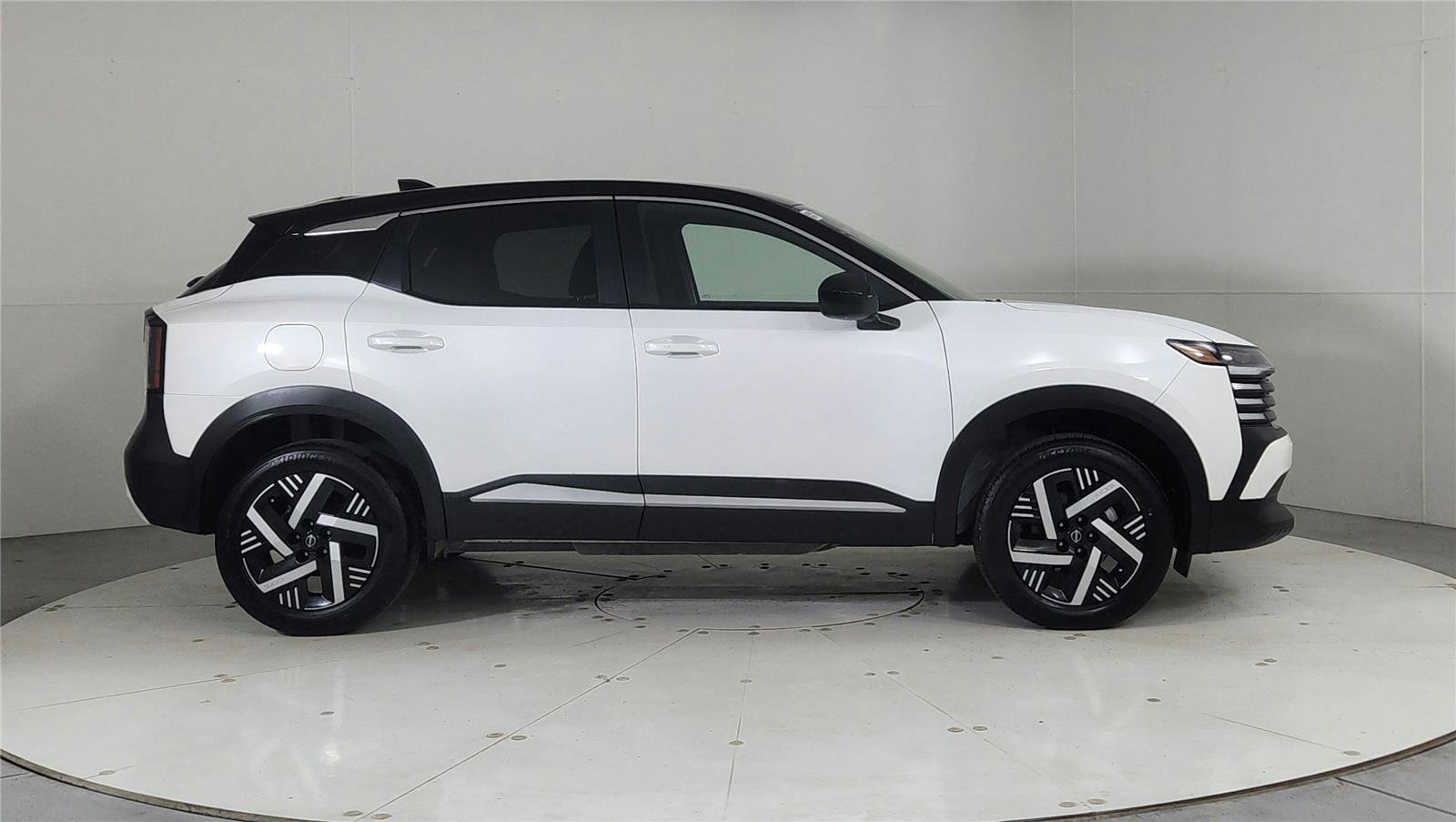 Used 2025 Nissan Kicks SV image 9