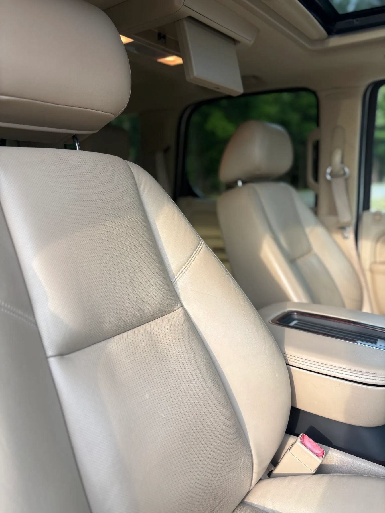 Used 2011 Cadillac Escalade Premium AWD/4WD image 29