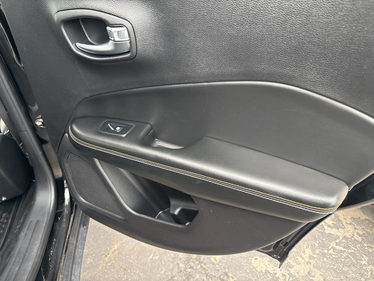 Used 2018 Jeep Compass Latitude w/ Cold Weather Group image 38