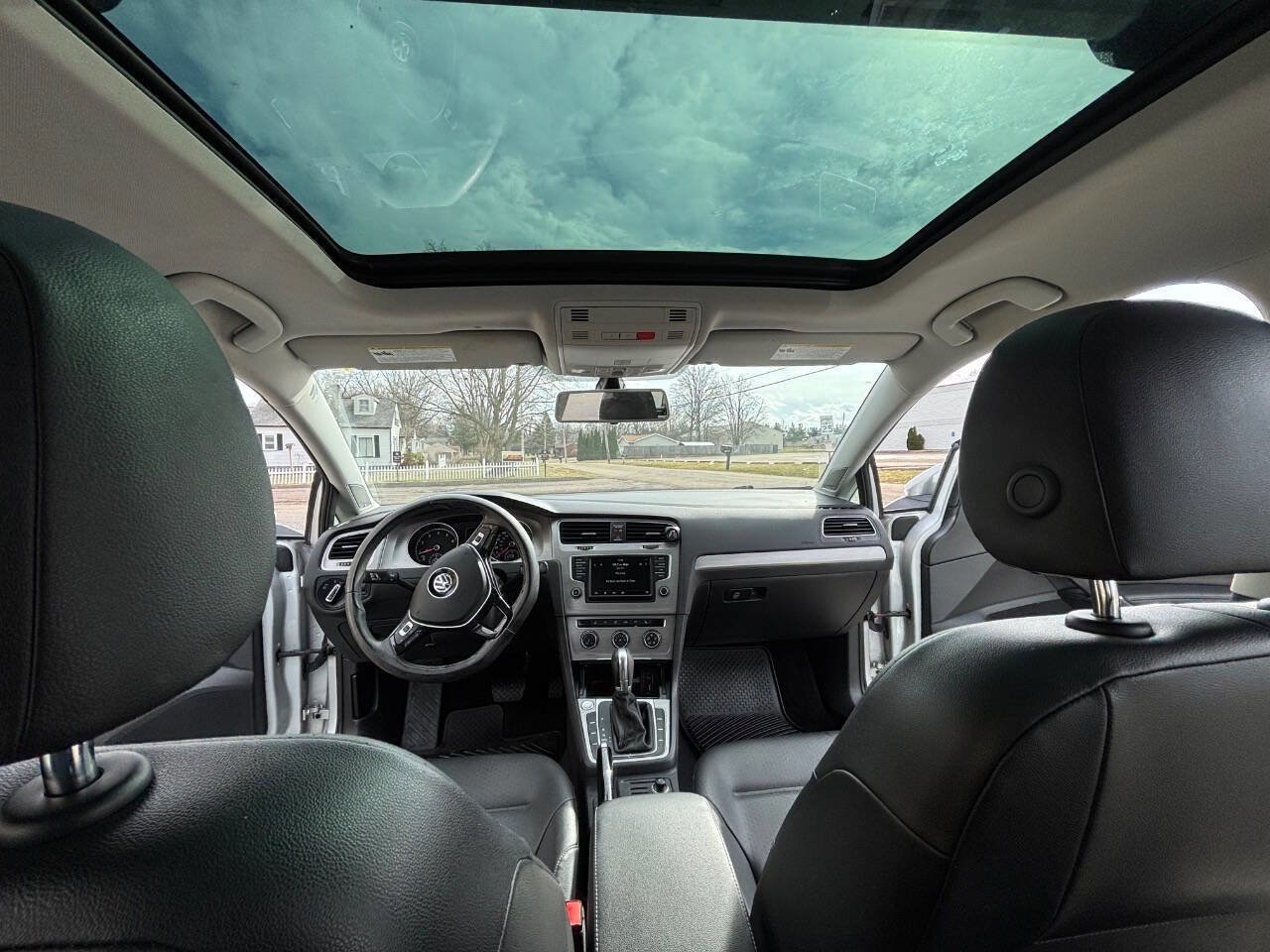 Used 2016 Volkswagen Golf SE image 11