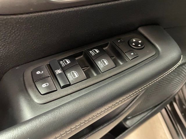 Used 2025 Chrysler Pacifica Select FWD image 18