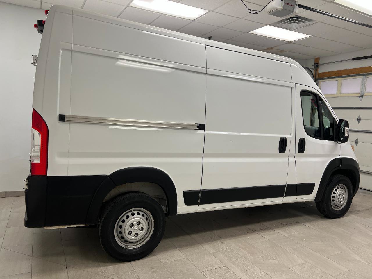 Used 2025 RAM ProMaster 2500 w/ Convenience Group FWD image 7