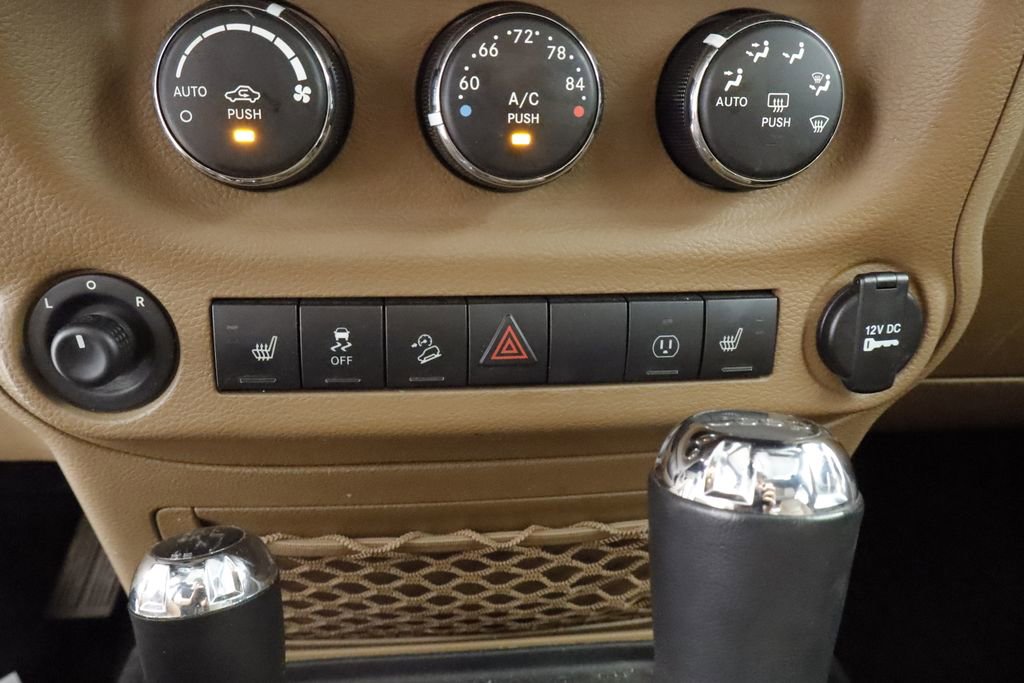 Used 2017 Jeep Wrangler Unlimited Sahara w/ Connectivity Group AWD/4WD image 29