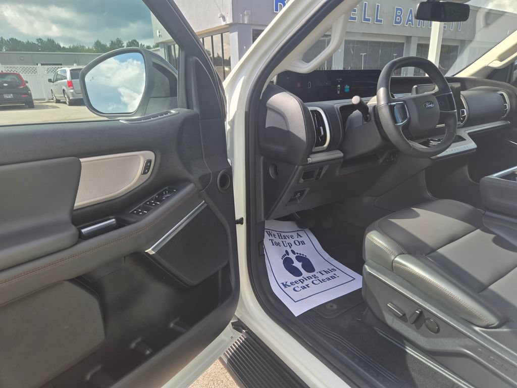 Used 2025 Ford Expedition Active RWD image 6