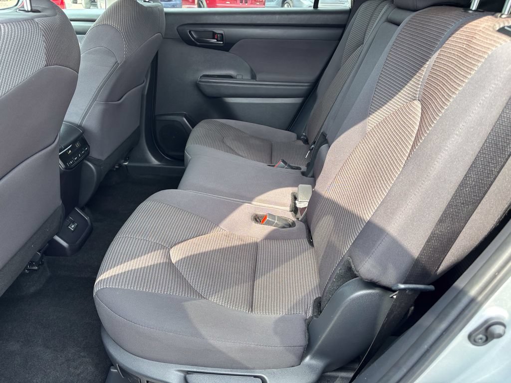 Used 2025 Toyota Highlander LE FWD image 43