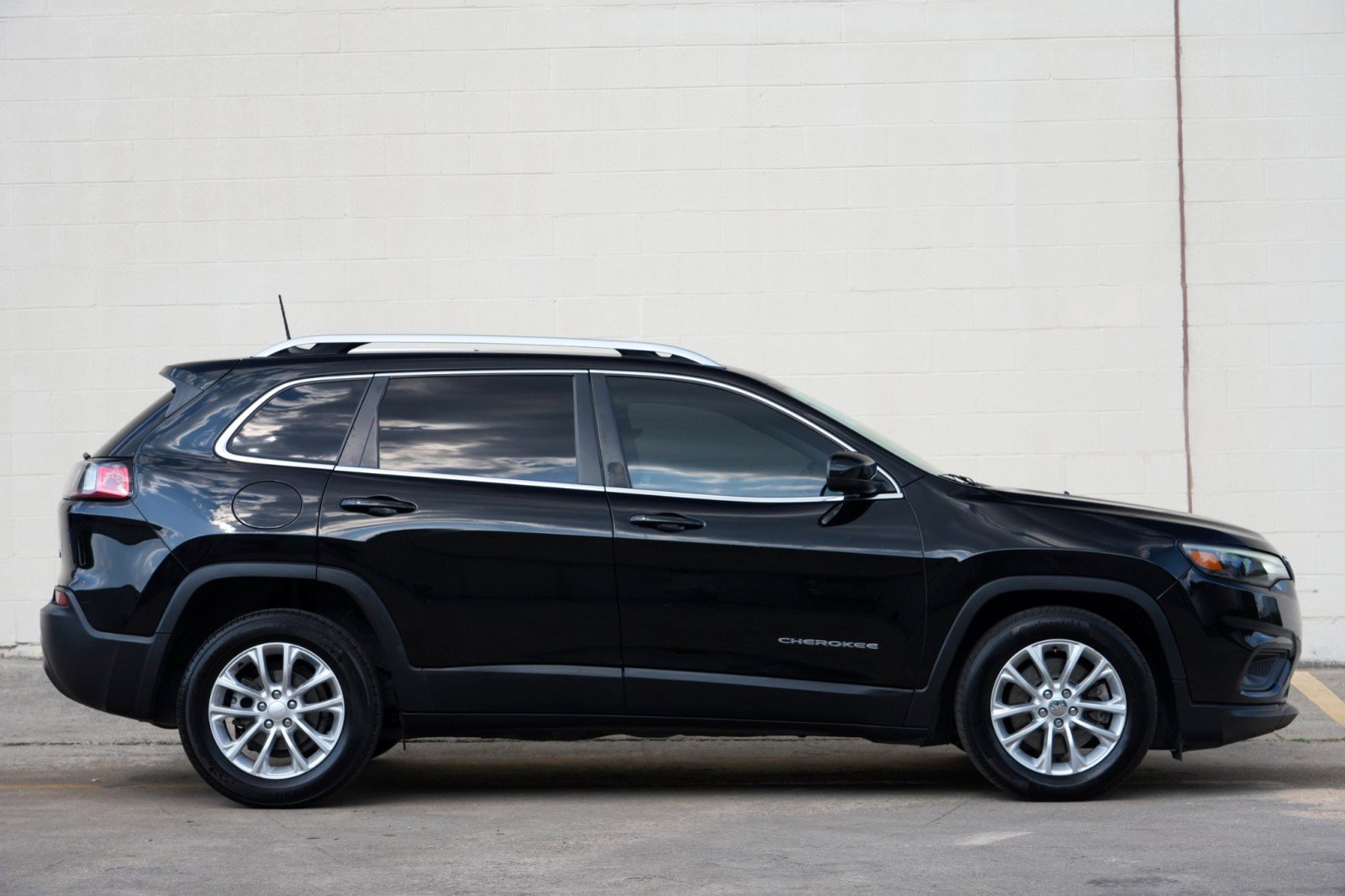 Used 2019 Jeep Cherokee Latitude w/ Popular Appearance Group FWD image 46