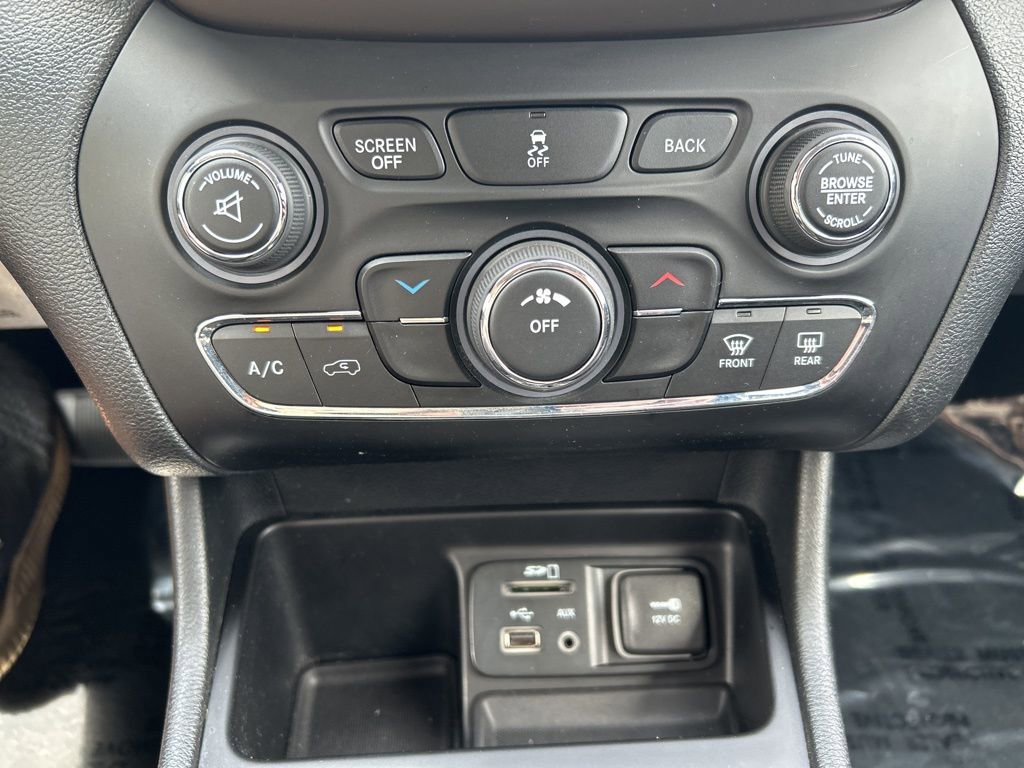 Used 2015 Jeep Cherokee Latitude image 21