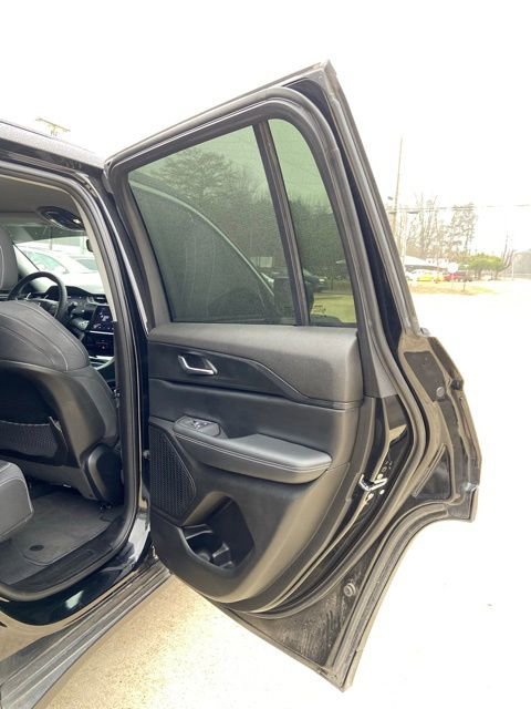 Used 2023 Jeep Grand Cherokee Laredo image 19