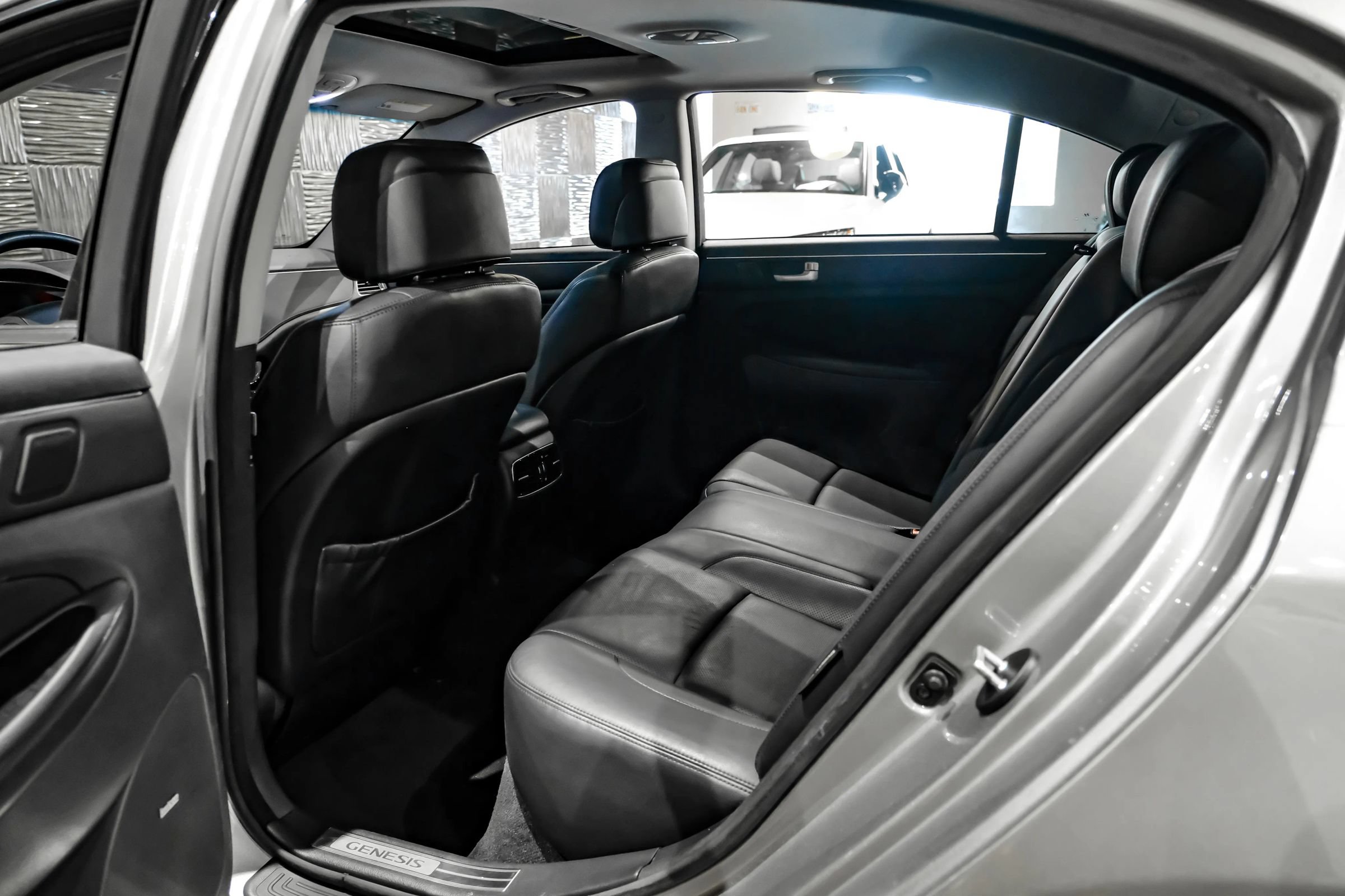 Used 2013 Hyundai Genesis 3.8 w/ Premium Pkg RWD image 32
