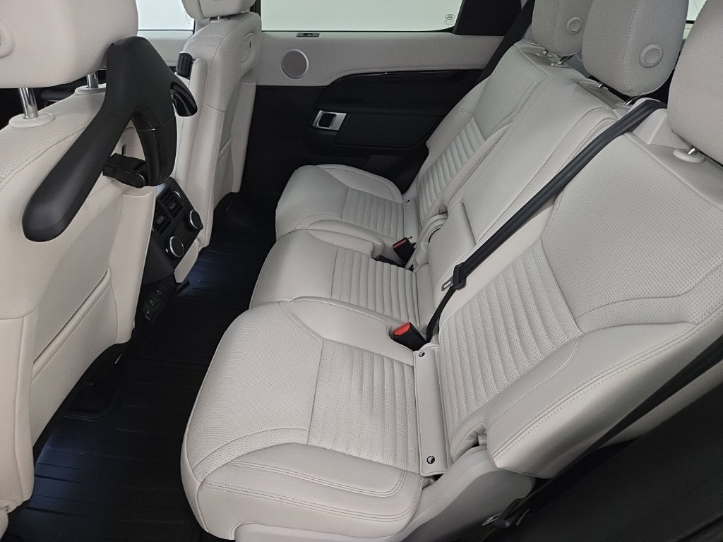 Certified 2025 Land Rover Discovery S AWD/4WD image 21