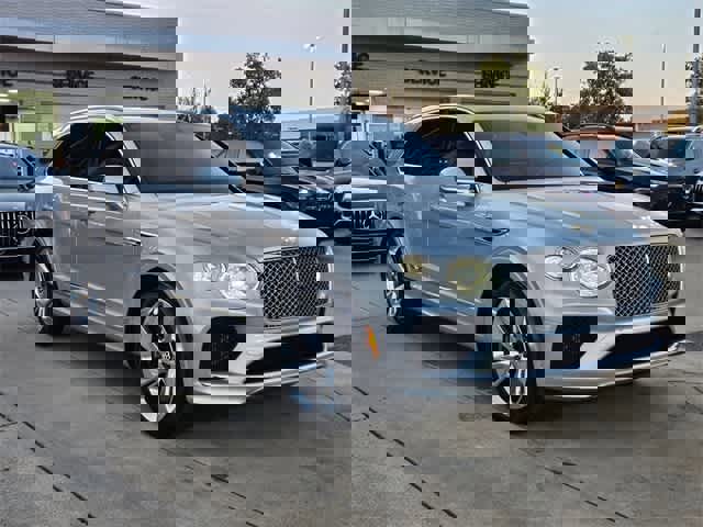 Used 2023 Bentley Bentayga Plug-In Hybrid image 3