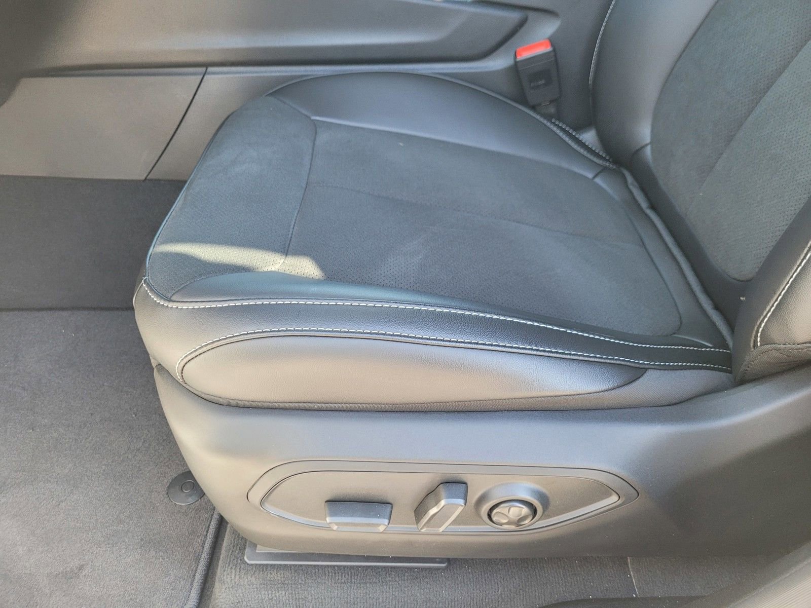 New 2025 Jeep Grand Cherokee Altitude w/ Trailer Tow Package image 13